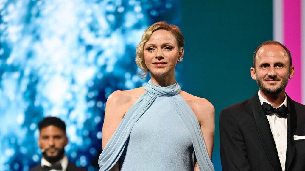 הנסיכה צ'רלין תעלה הוליווד ישנה בשמלת כחול קרח בפסטיבל הטלוויזיה של מונטה-קרלו