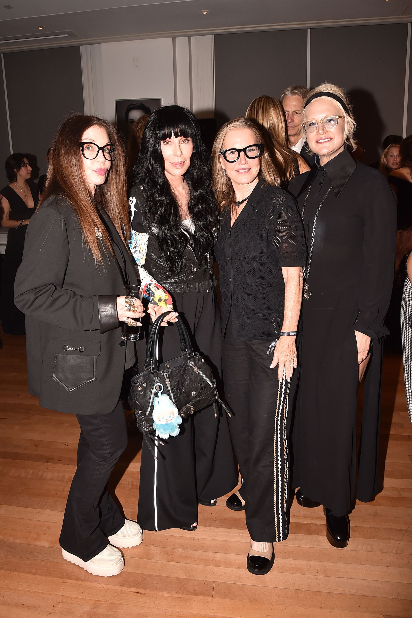 תמונה עשויה להכיל את ג'נט תמארו שר אלכסנדרה וונטוורת 'שקית תיק תיק כוסות ביגוד בגדי הנעלה ונעל