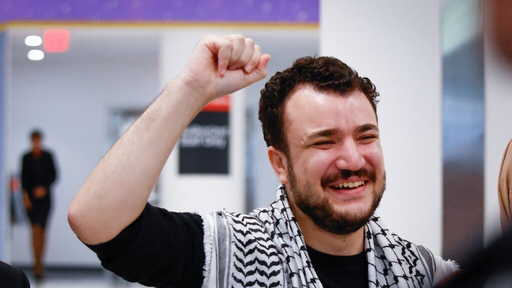 מחמוד ח'ליל חוזר הביתה לאחר ששופט מורה לשחרור ממעצר קרח בלואיזיאנה