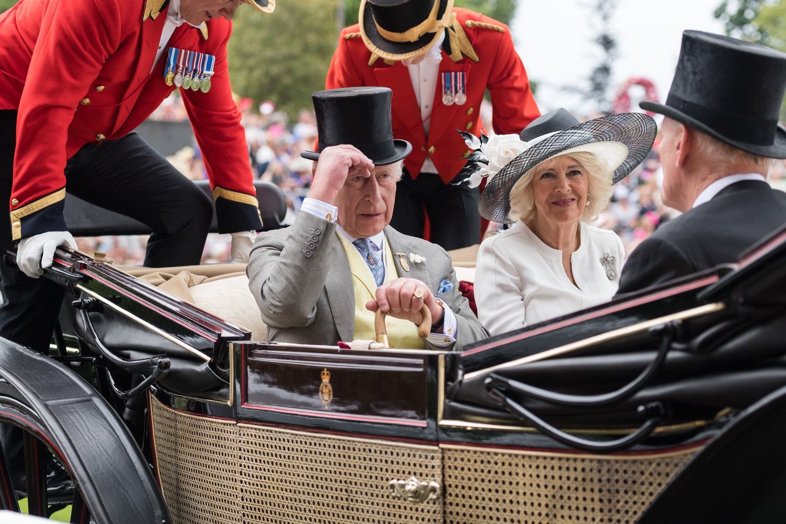 תמונה עשויה להכיל את צ'רלס פרינס מוויילס איילין אטקינס אדם בגדים למבוגרים כפפות כפפות אביזרים ובלאי רשמי