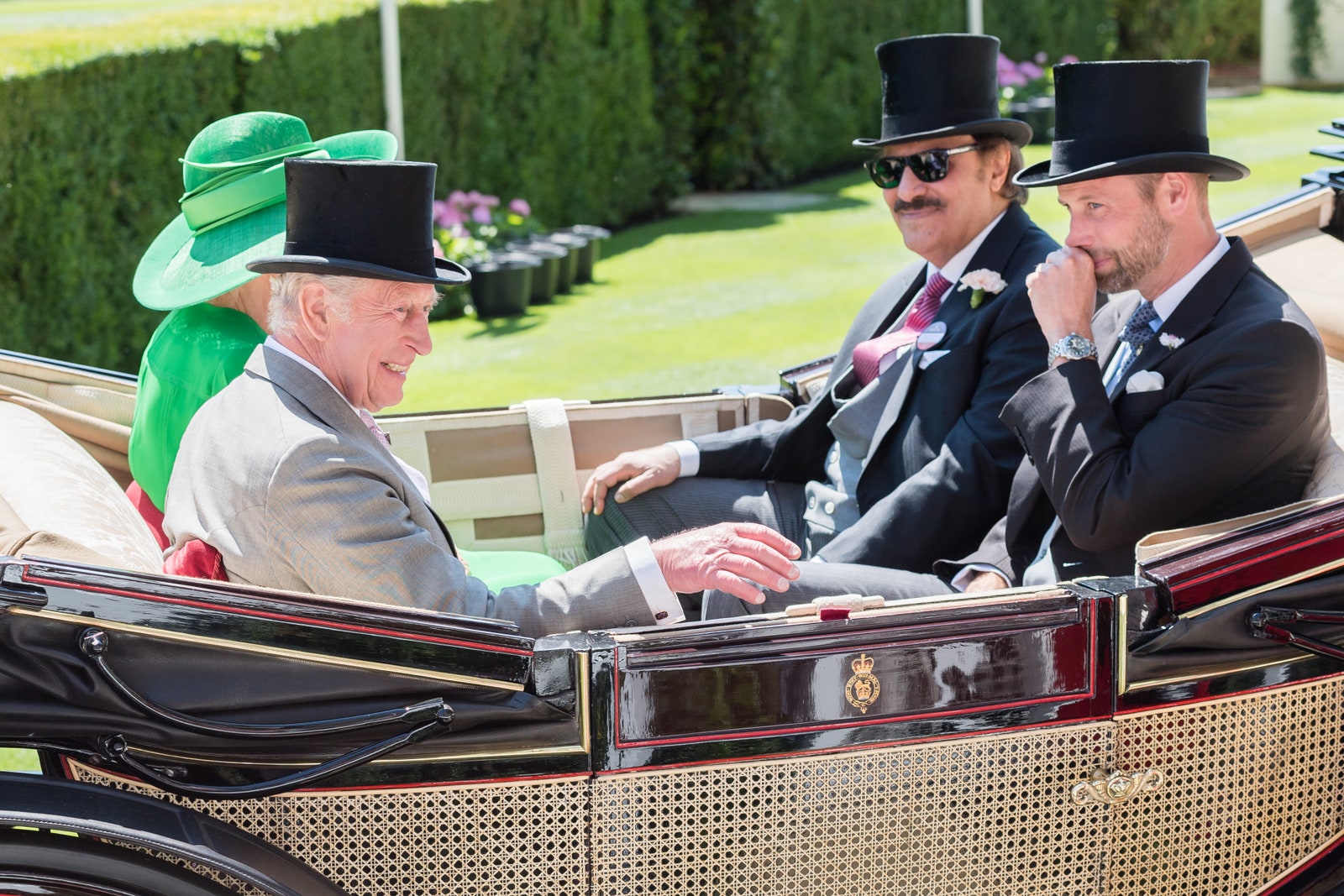 תמונה עשויה להכיל את צ'רלס הנסיך מוויילס הנסיך וויליאם דיוק מקיימברידג 'סורש אוברוי, בגדים וכובע