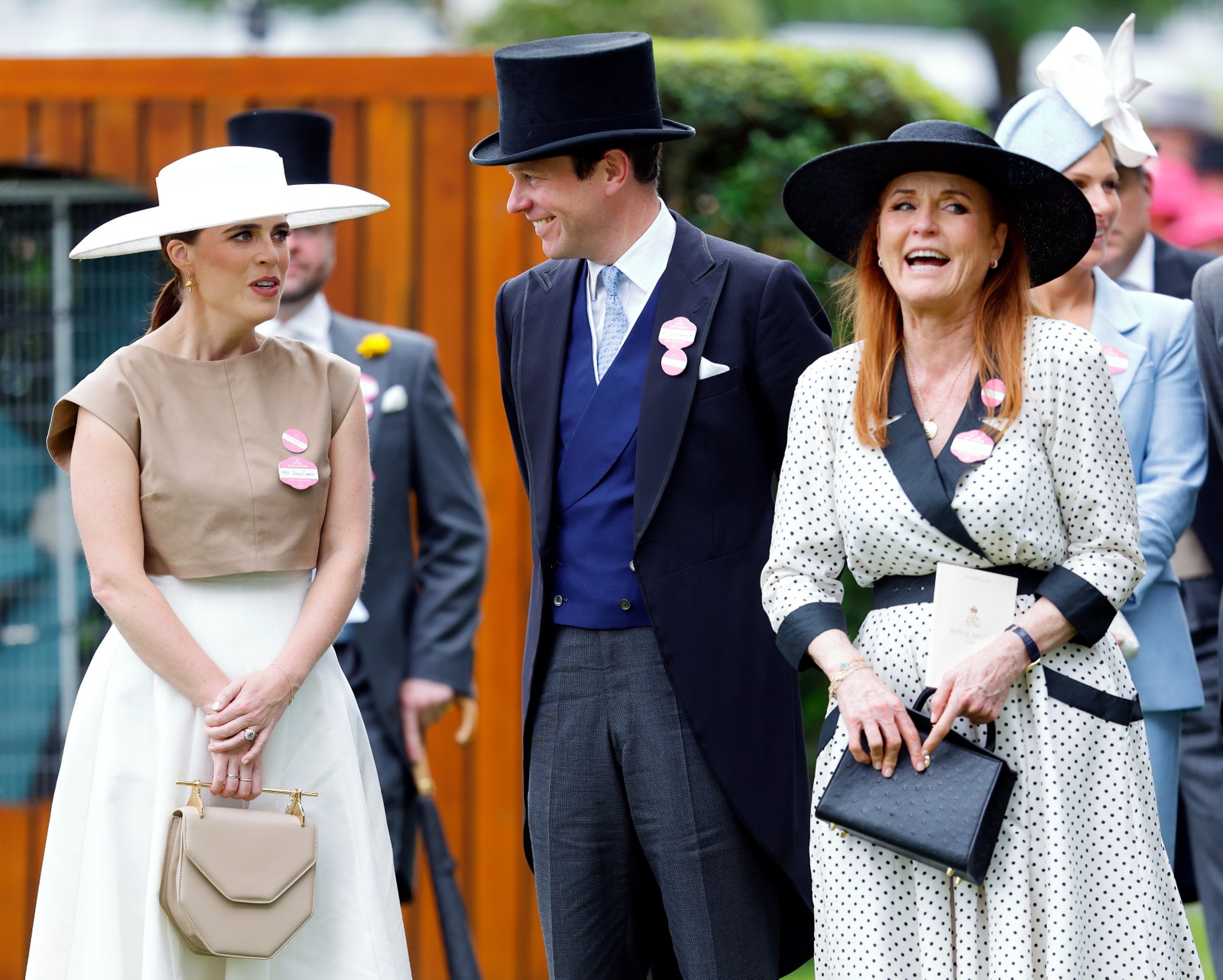 תמונה עשויה להכיל את שרה הדוכסית מיורק זארה טינדל קרלה לורדס סוזה ביל קנני קרלה לורדס סוזה ואדם