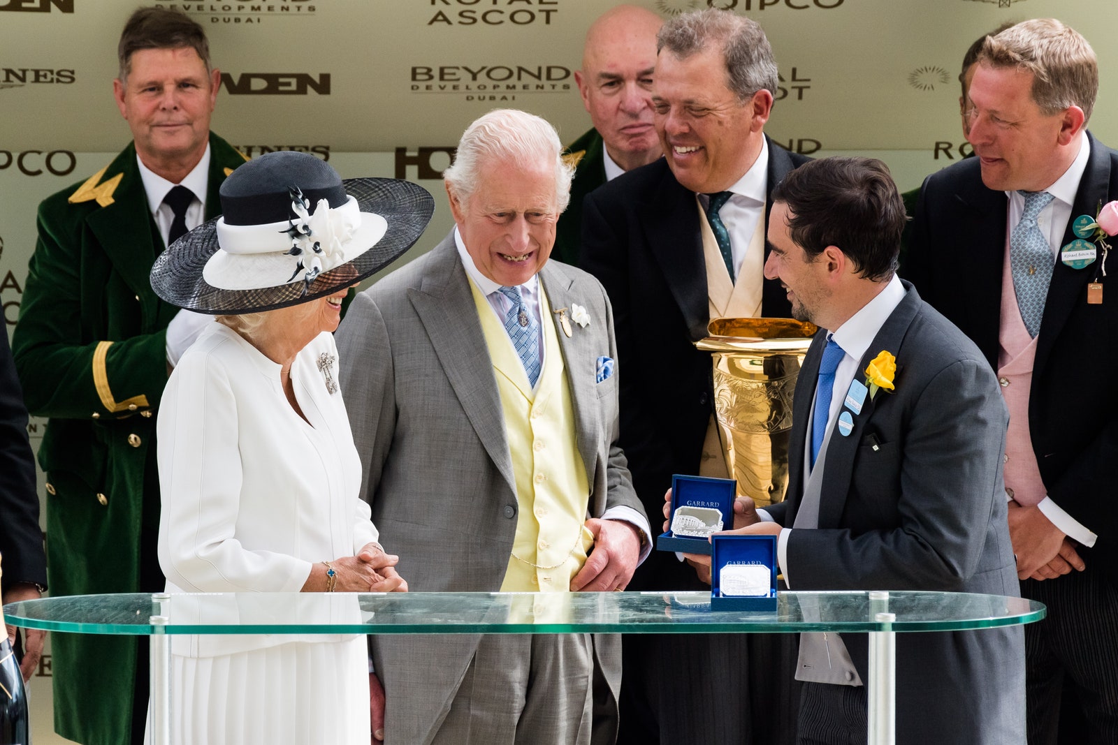 תמונה עשויה להכיל את ג'נוב וולדנר צ'ארלס פרינס מוויילס אנדי הסנטלר ביל ברגי אדם ואביזרים