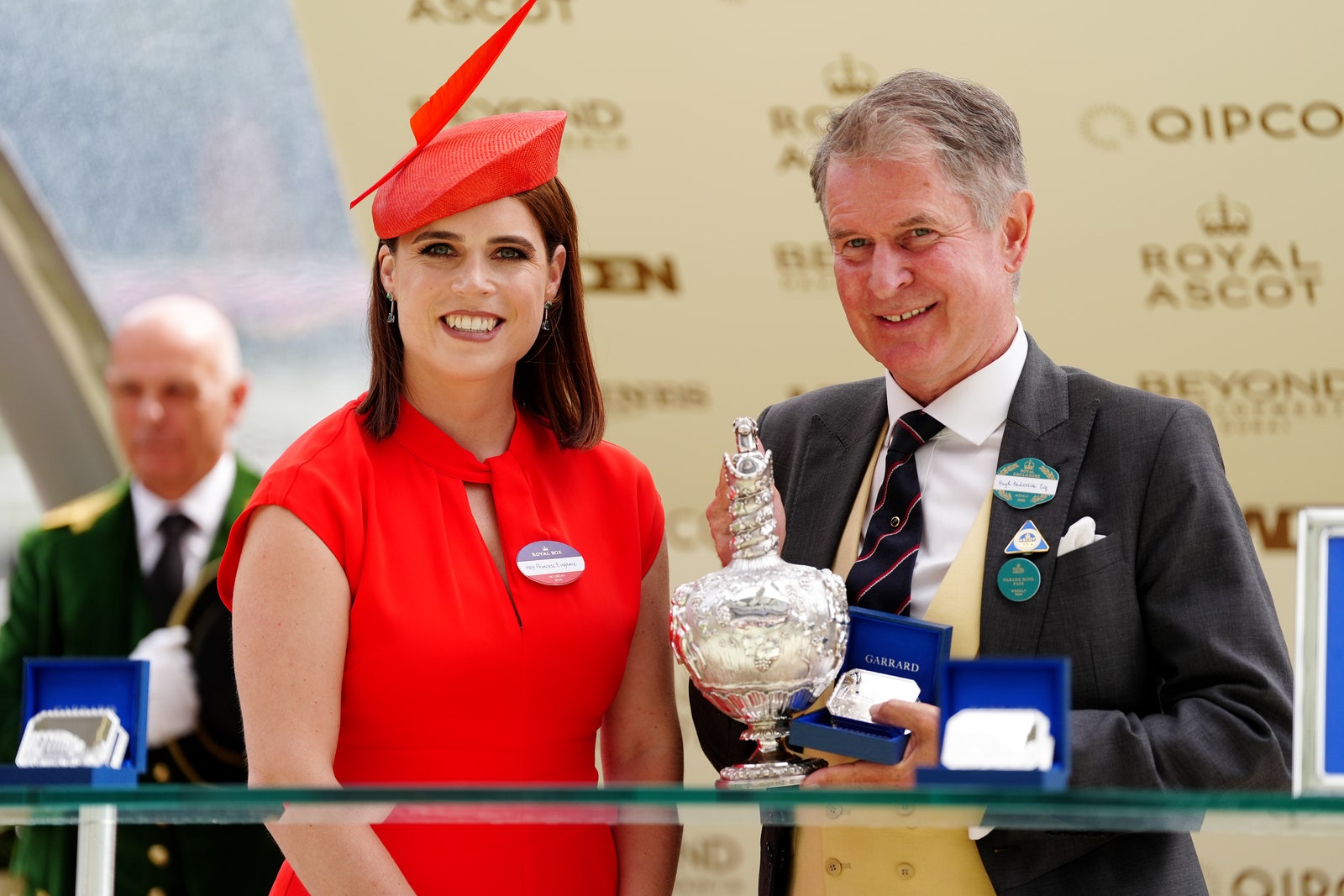 תמונה עשויה להכיל אנדי צפון אנשים אביזרים לאביזרים רשמיים ללבוש עניבה על כובע לבוש למבוגרים ראש ופנים