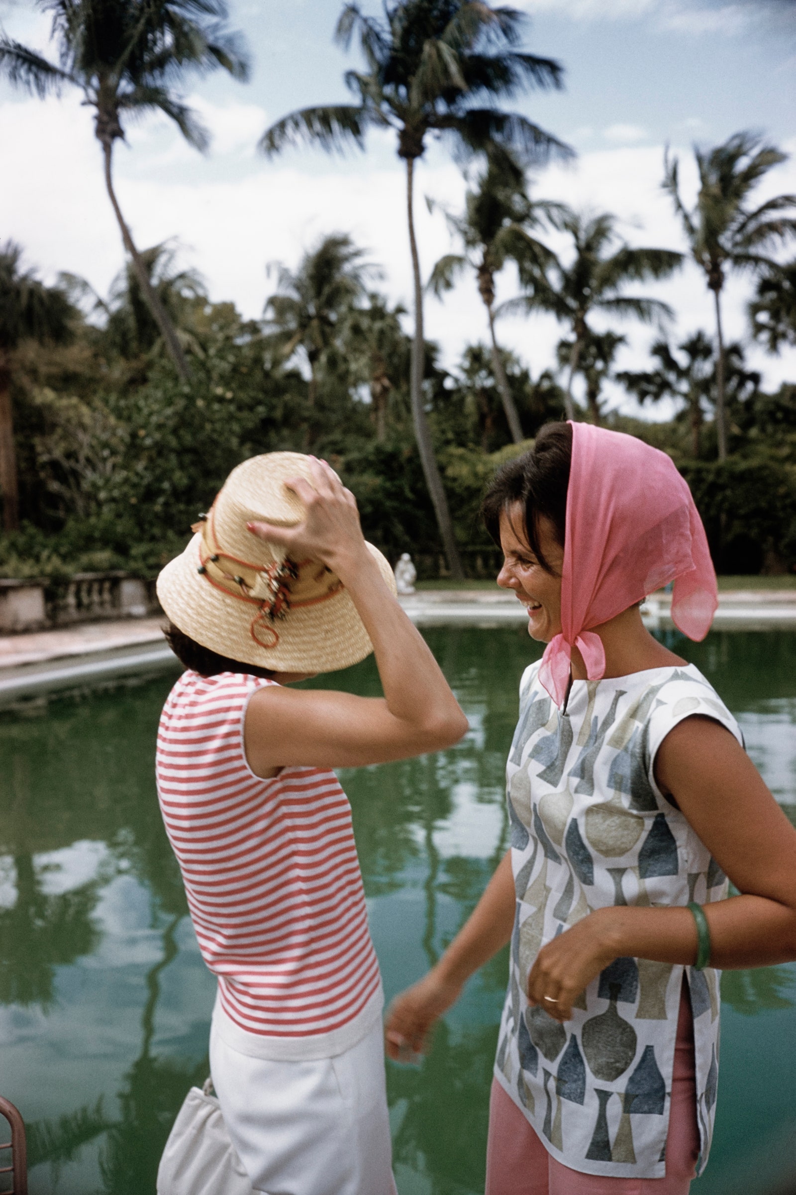 תמונה עשויה להכיל כובע בגדים ראש ראש פנים אדם דיוקן דיוקן צמח עץ עץ דקל קיץ ומבוגר