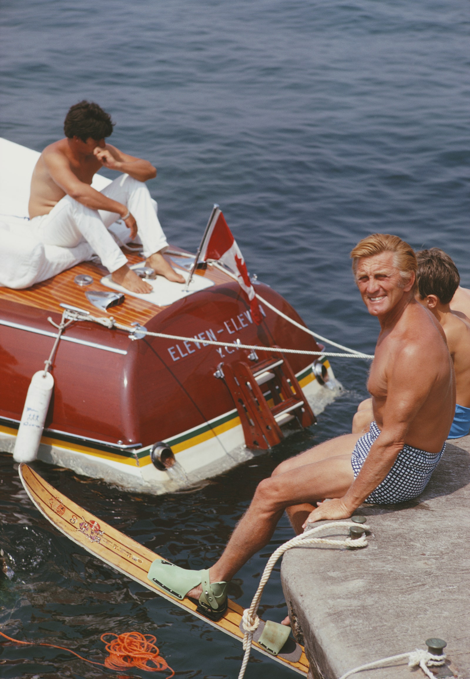 תמונה עשויה להכיל קירק דגלאס הובלה כלי שיט רכב פנים ראש ראש דיוקן ובגדים