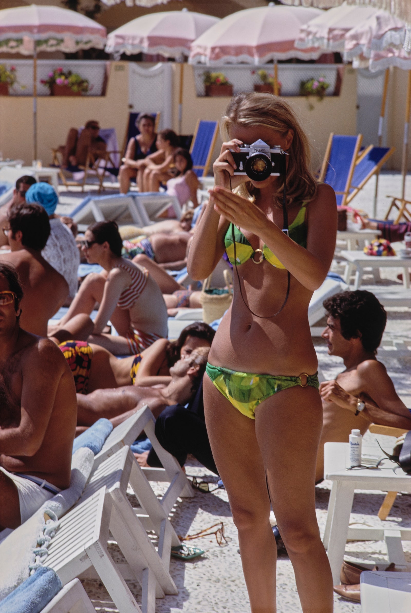 תמונה עשויה להכיל Clodoaldo Walter Jones בגדי בגדי בגדי ים משקפי שמש ביקיני מצלמה ואלקטרוניקה