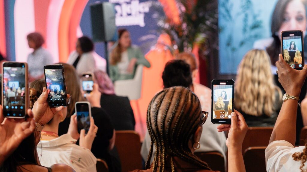 קמלה האריס, שנזכרת את יום ההחלטה "הרסני" של דובס, קוראת לנשים "להמשיך להילחם"