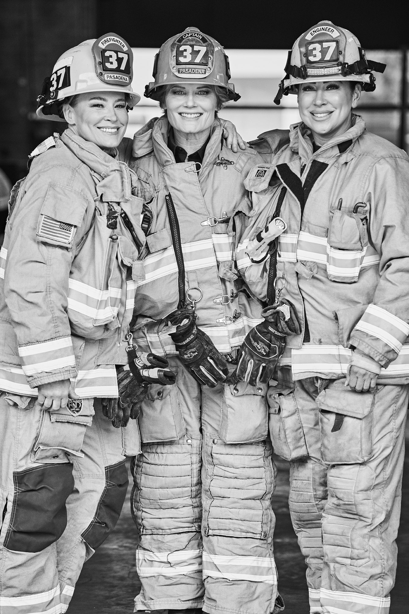 תמונה עשויה להכיל קסדה אדם למבוגר מעיל בגדים מעיל ראש כבאי כפפות מכנסיים ומכנסיים