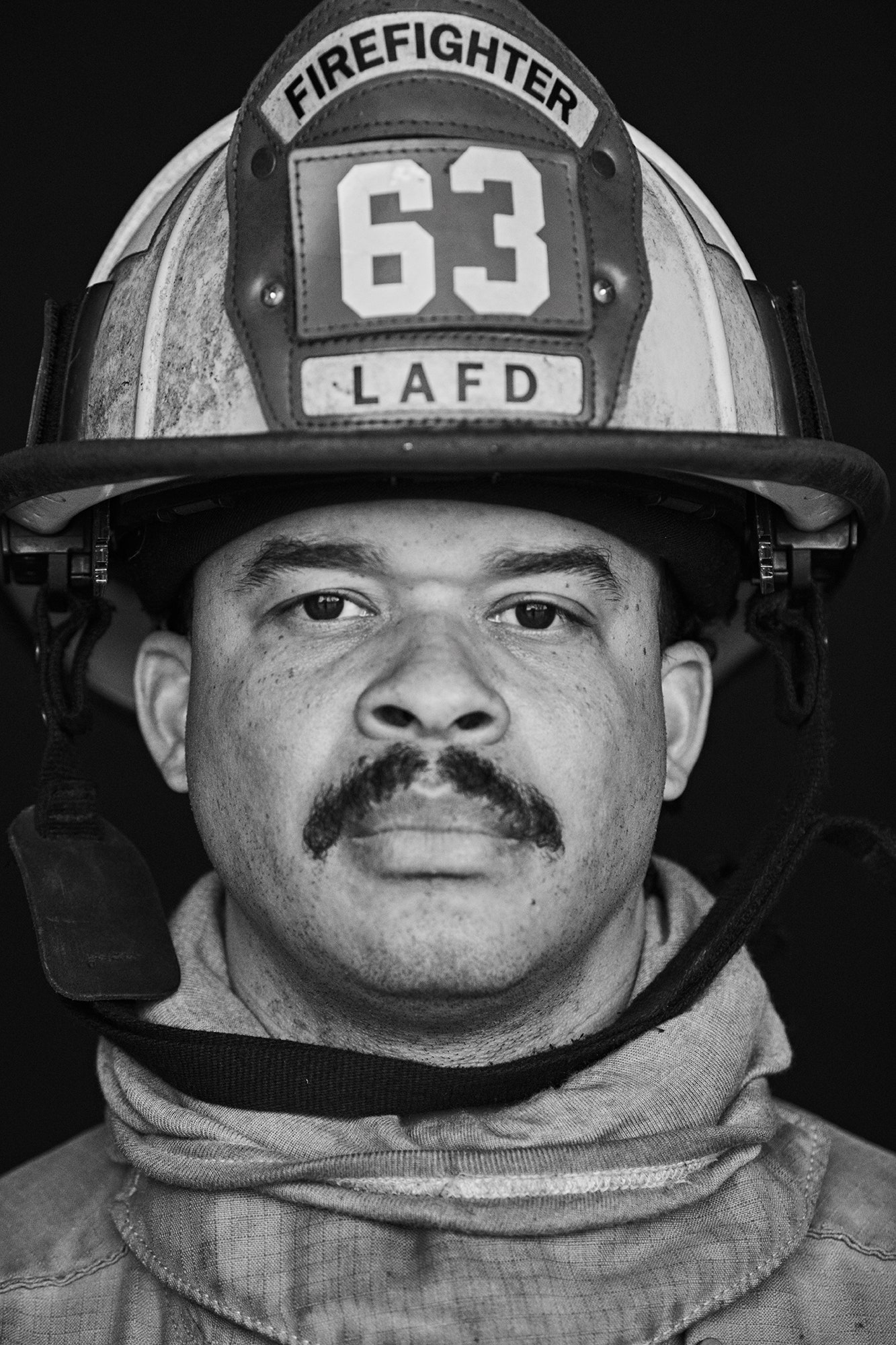 תמונה עשויה להכיל בגדים קסדת קסדה ראש ראש דיוקן צילום דיוקן ומבוגר