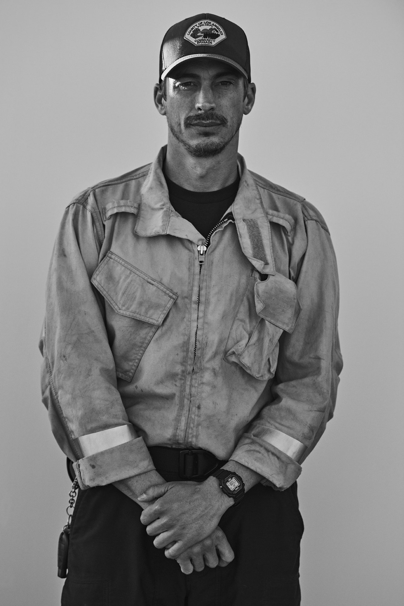 תמונה עשויה להכיל ראש ראש פנים צילום דיוקן דיוקן כובע כובע בייסבול כובע לבוש מבוגר ומעיל