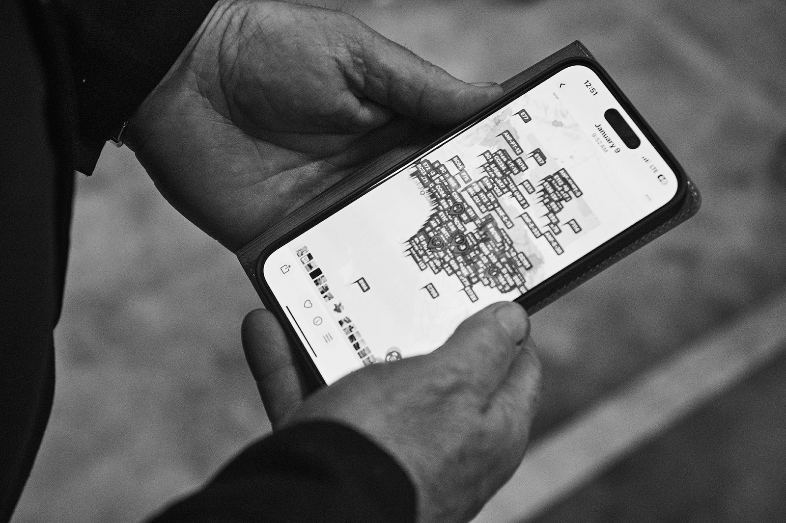 תמונה עשויה להכיל טלפון אלקטרוניקה טלפון נייד טקסט טקסט של אדם למבוגרים מסמך וקבלה