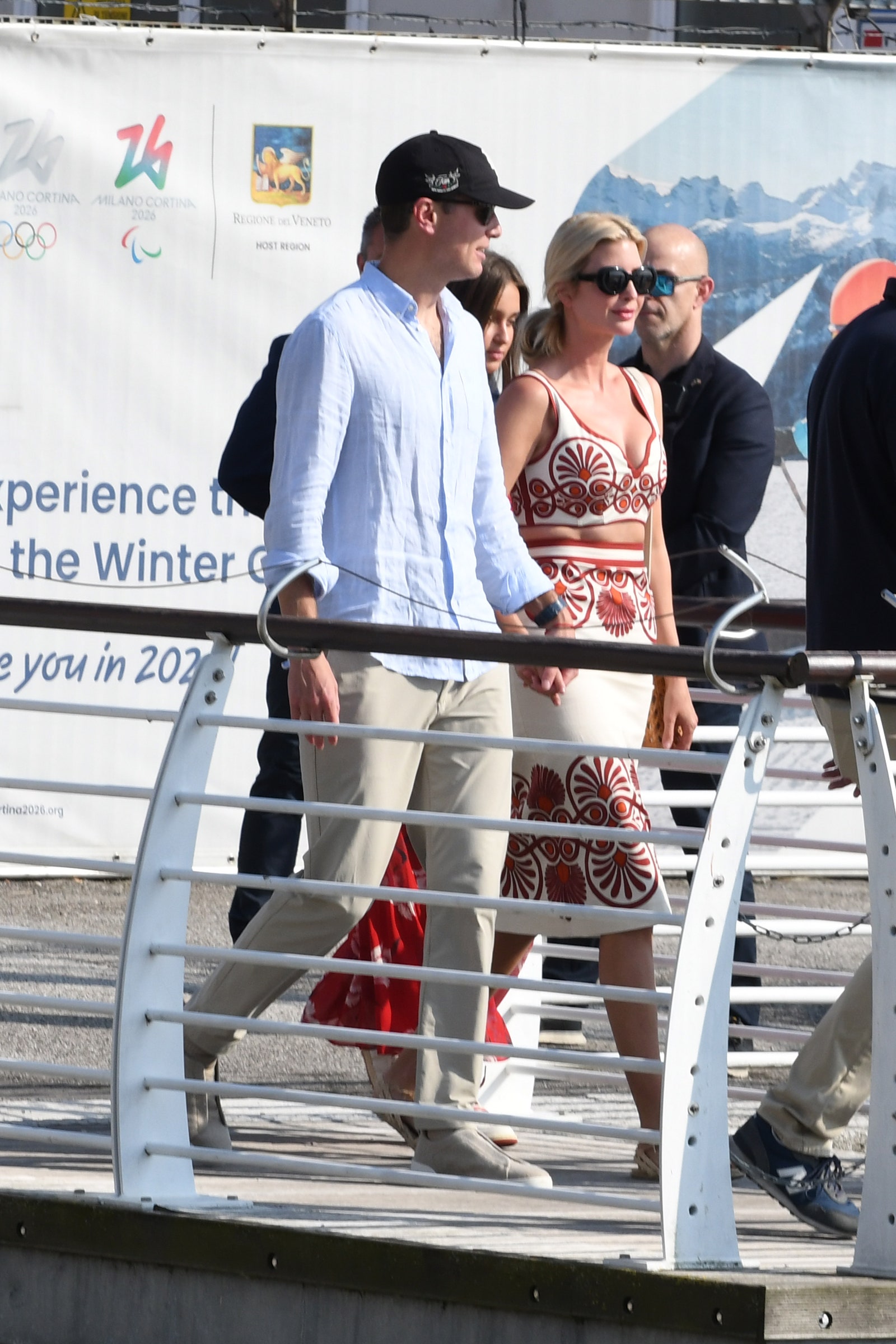 תמונה עשויה להכיל את ניק ווטני איוונקה טראמפ אנג'י אפרו בגדים נעליים אביזרים משקפי שמש ומשקפיים