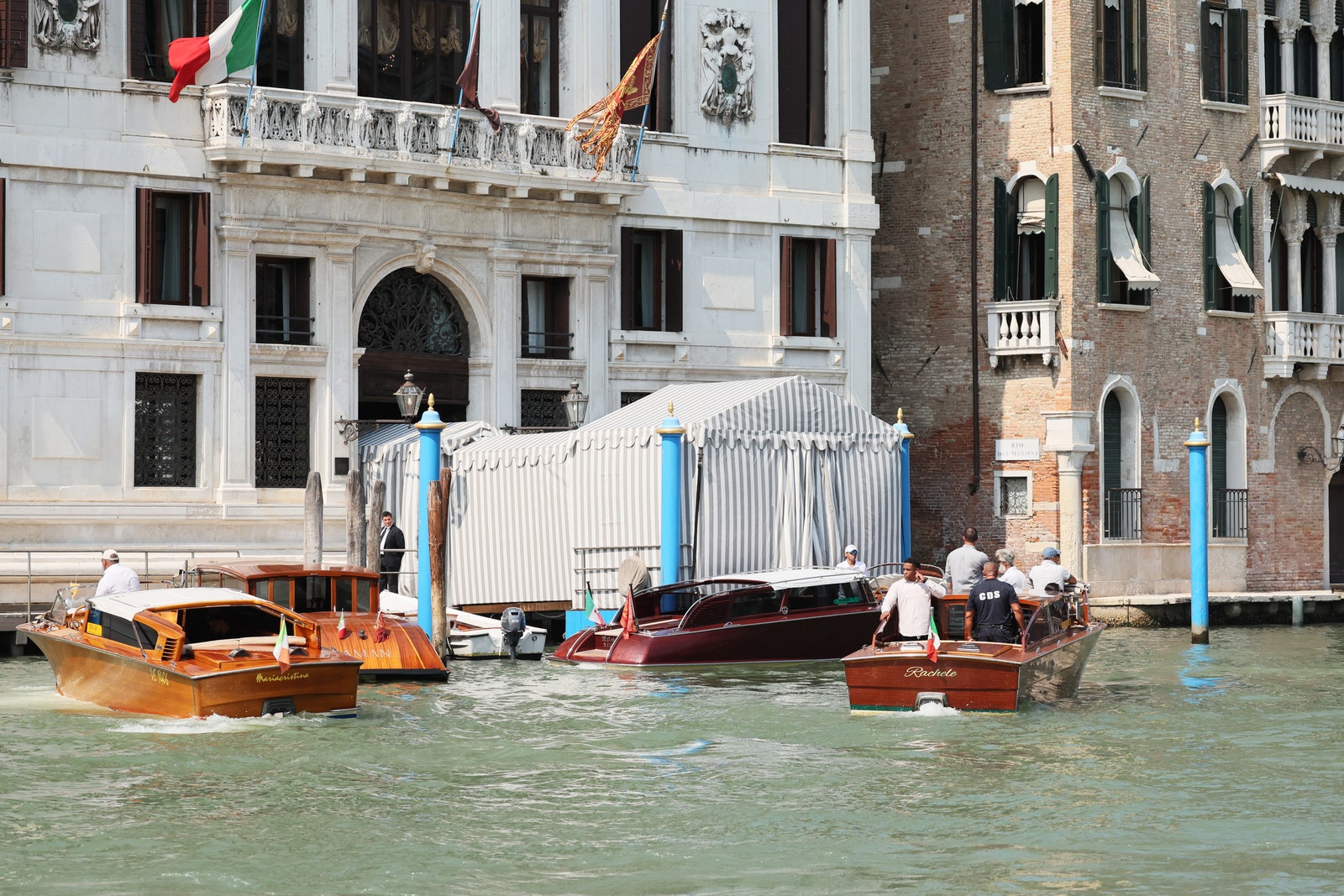 תמונה עשויה להכיל הובלת סירות דגל איש רכב כלי שיט מים מים חוף מים בחוץ ושייט