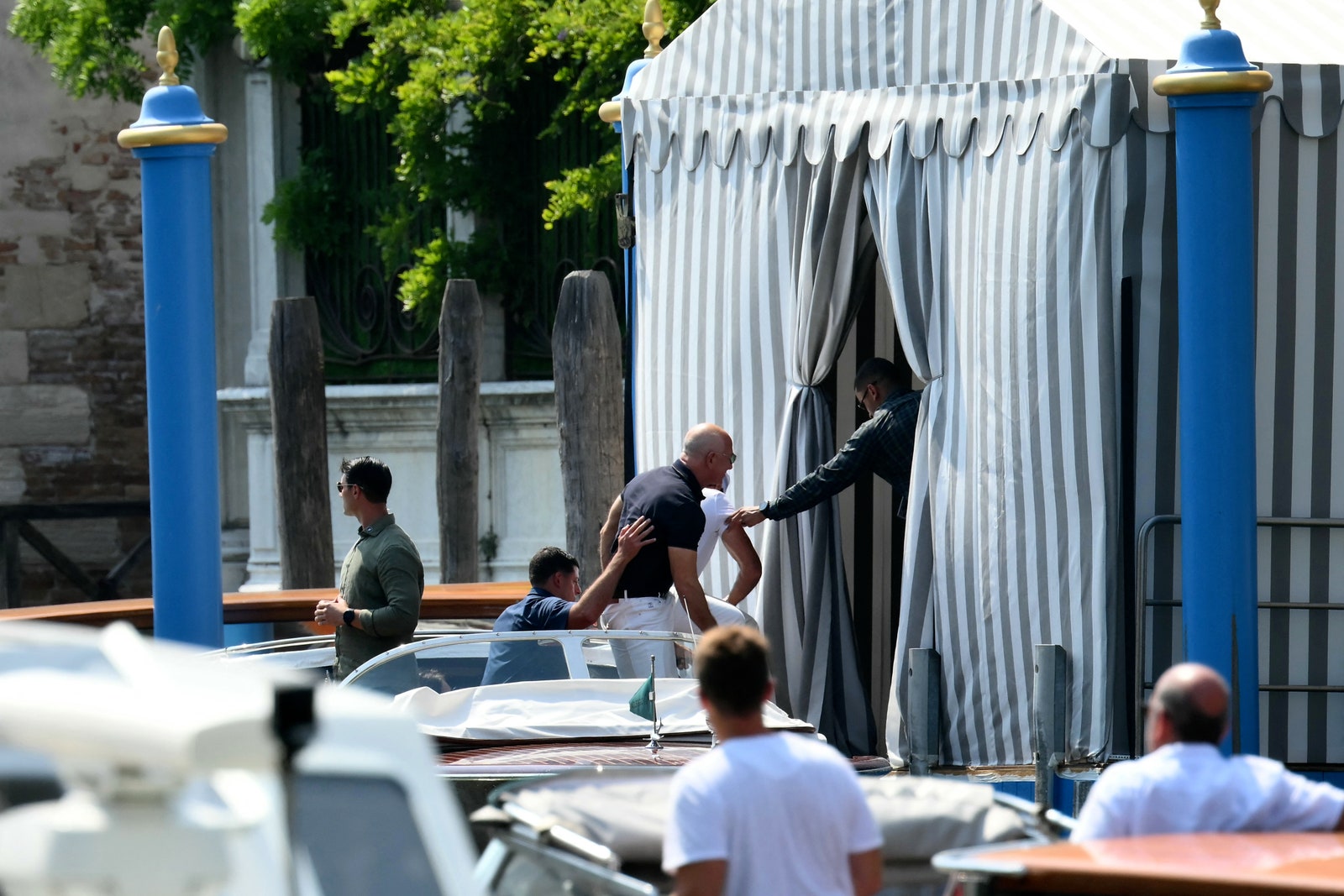 תמונה עשויה להכיל הובלת רכב למבוגרים של אדם וונדליזם ורכב