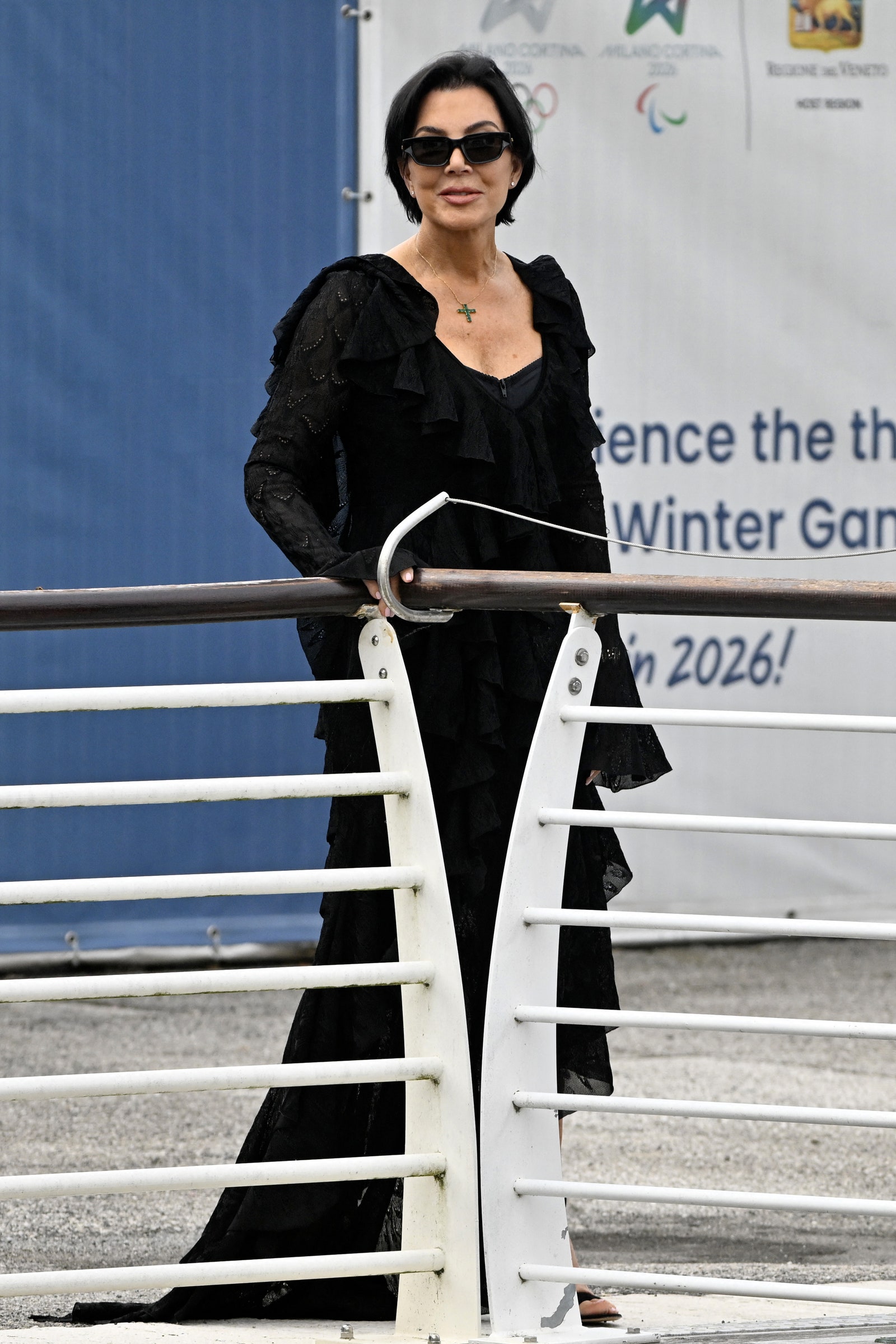 תמונה עשויה להכיל קריס ג'נר אדם שחור שיער שיער אביזרי משקפיים תכשיטים ללבוש רשמיים למבוגרים