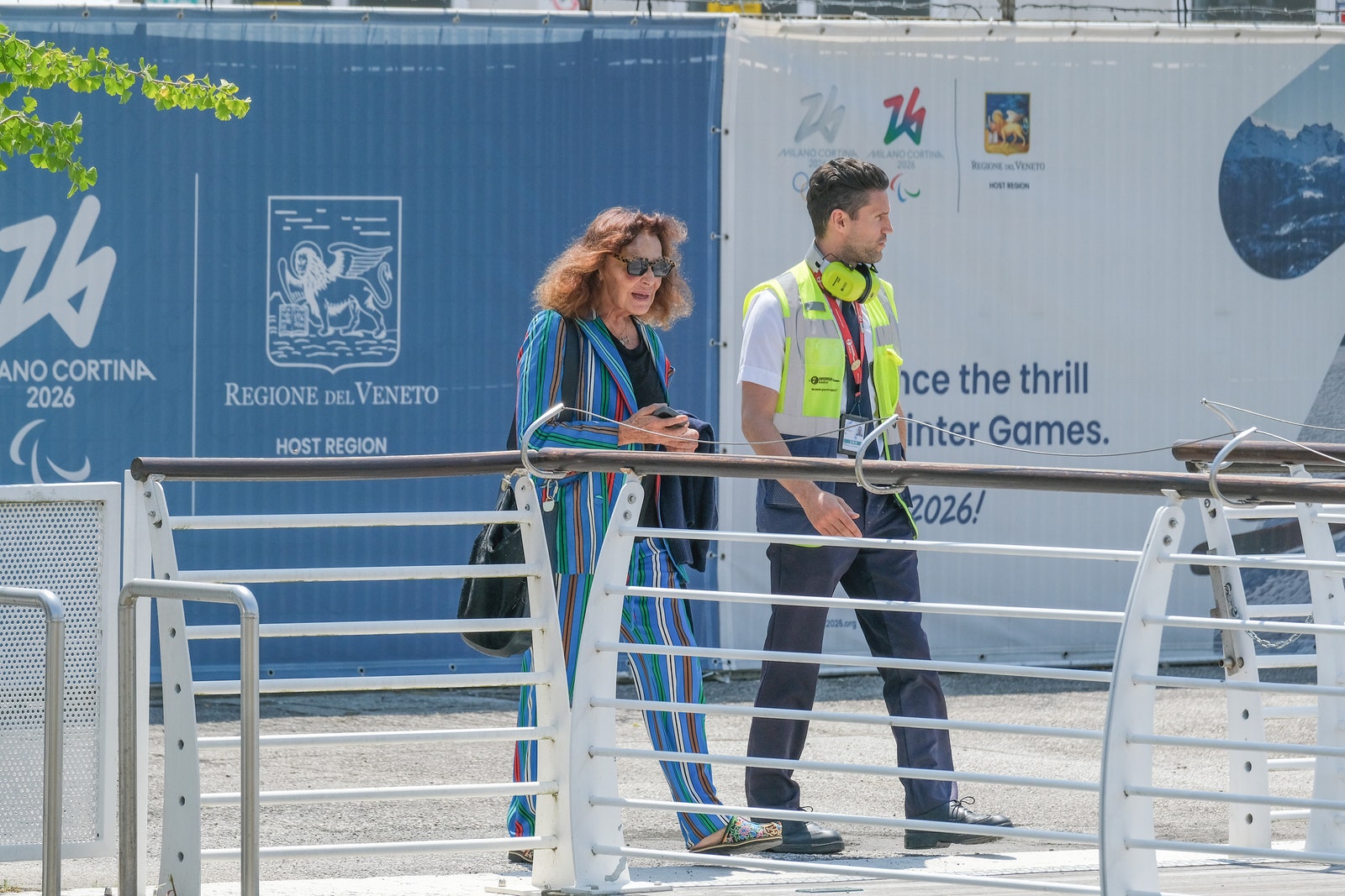 תמונה עשויה להכיל דיאן פון פורסטנברג אדם עובד אביזרים למבוגרים משקפיים לבגוד נעליים ונעלי הנעלה