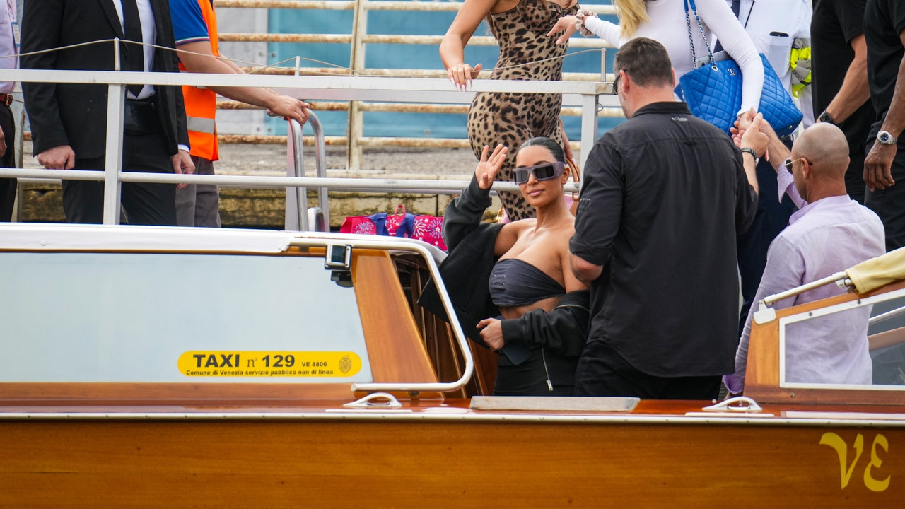 הקרדשיאן מגיעים לוונציה, לבושים לתשעים, לחתונה בזוס-סאנצ'ס