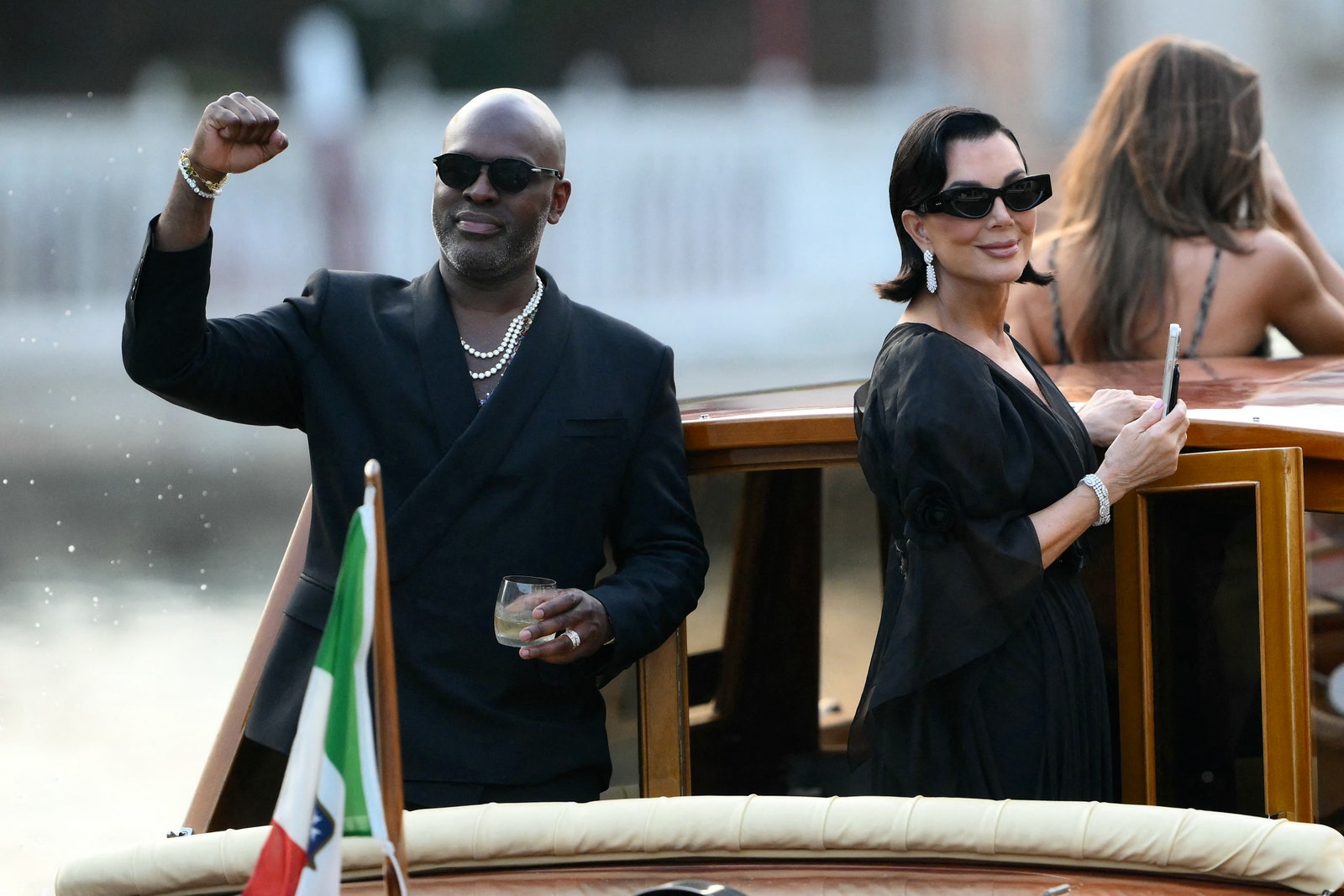 תמונה עשויה להכיל קריס ג'נר אנשי מבוגר אביזרי כוס משקפיים משקפי שמש צמיד משקפי שמש ותחבורה