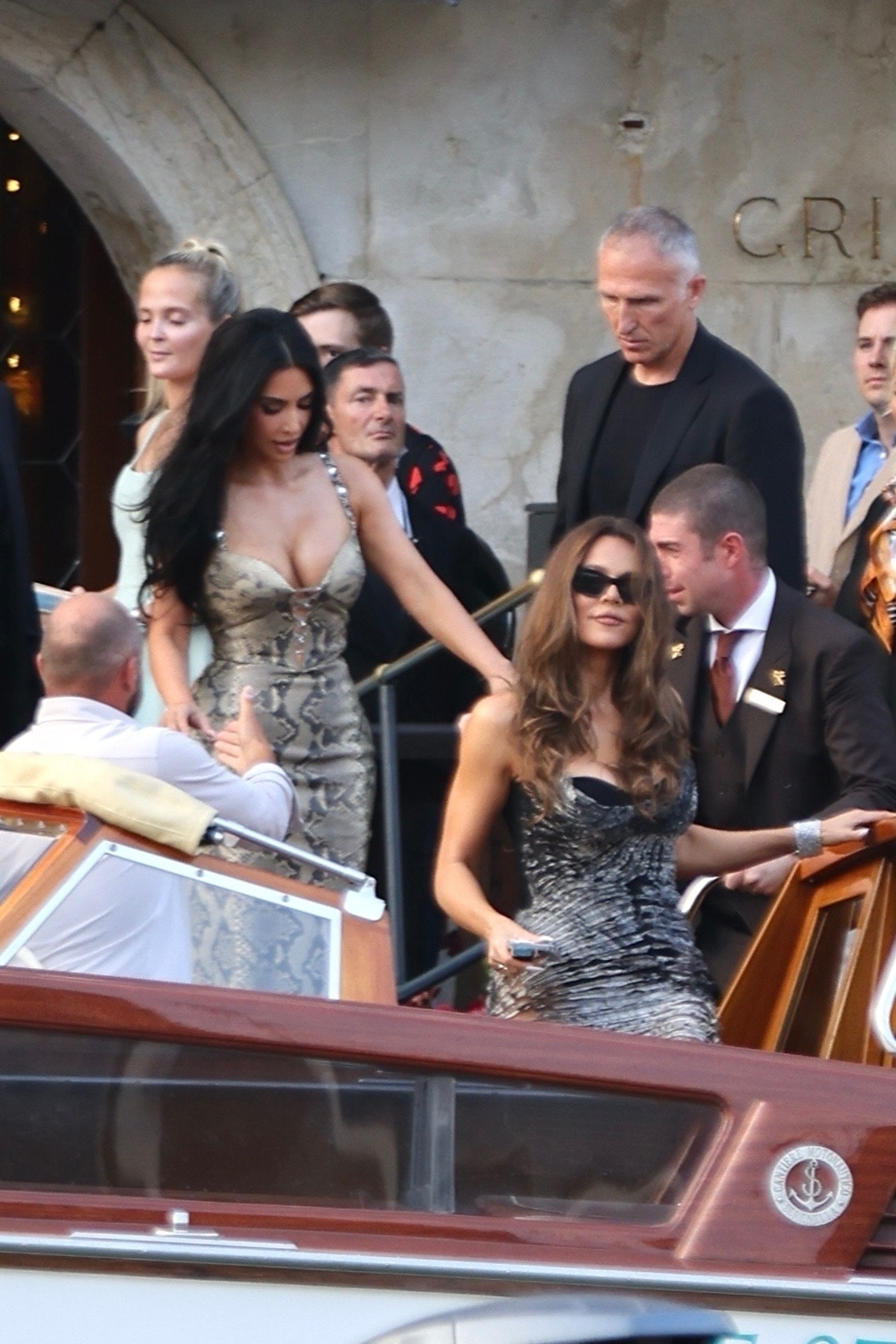 תמונה עשויה להכיל את פול Slabolepszy Khlo Kardashian Kim Kardashian לבוש שמלת לבוש רשמית ללבוש אופנה ואביזרים