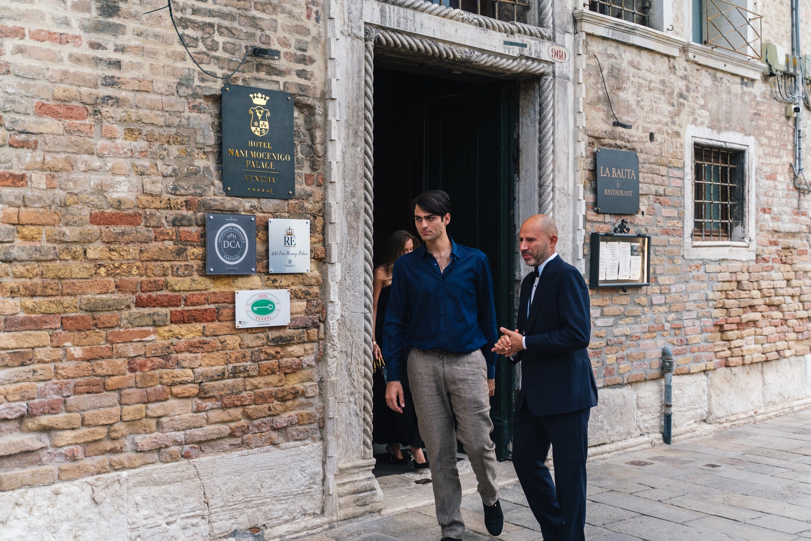 תמונה עשויה להכיל ביגוד Mayank Anand נעלי הנעלה אדם למבוגר מעיל מעיל בלייזר מעיל גוף חלק יד ועיר