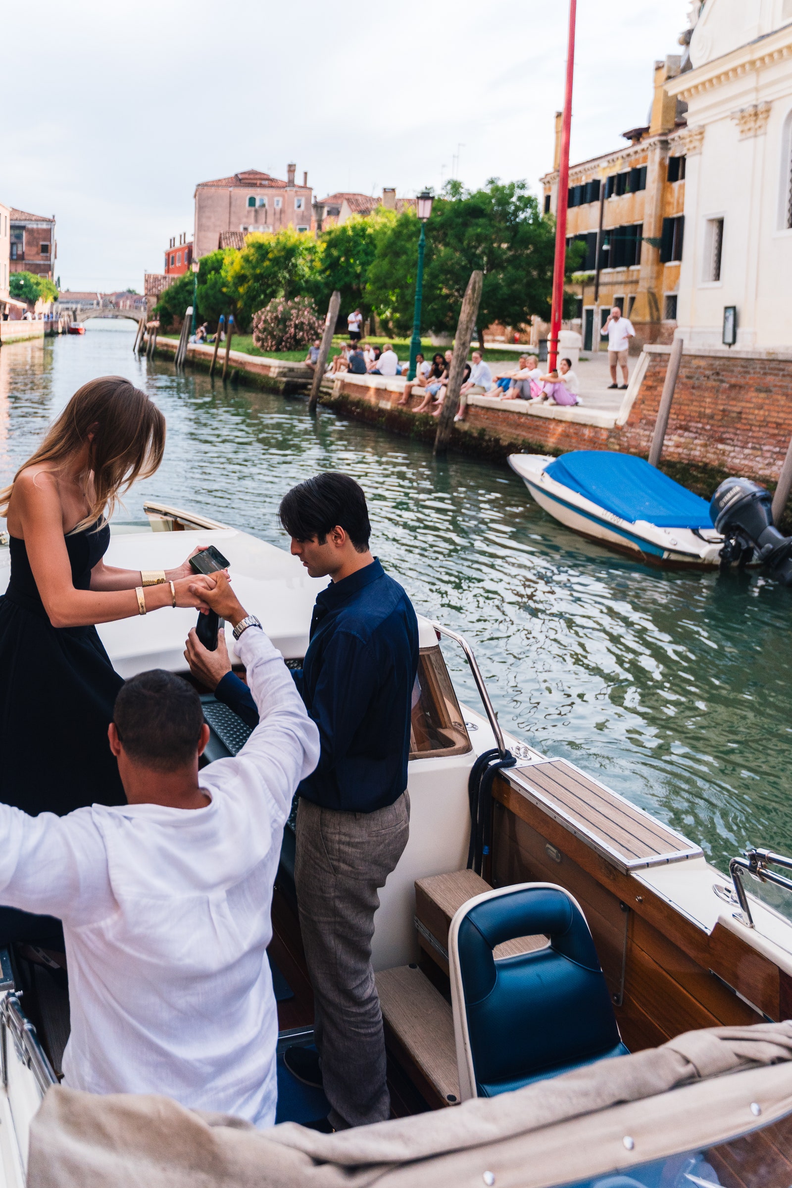 תמונה עשויה להכיל רכב הובלת סירות צילום רכב בוגר ריהוט יאכטה ביגוד והנעלה