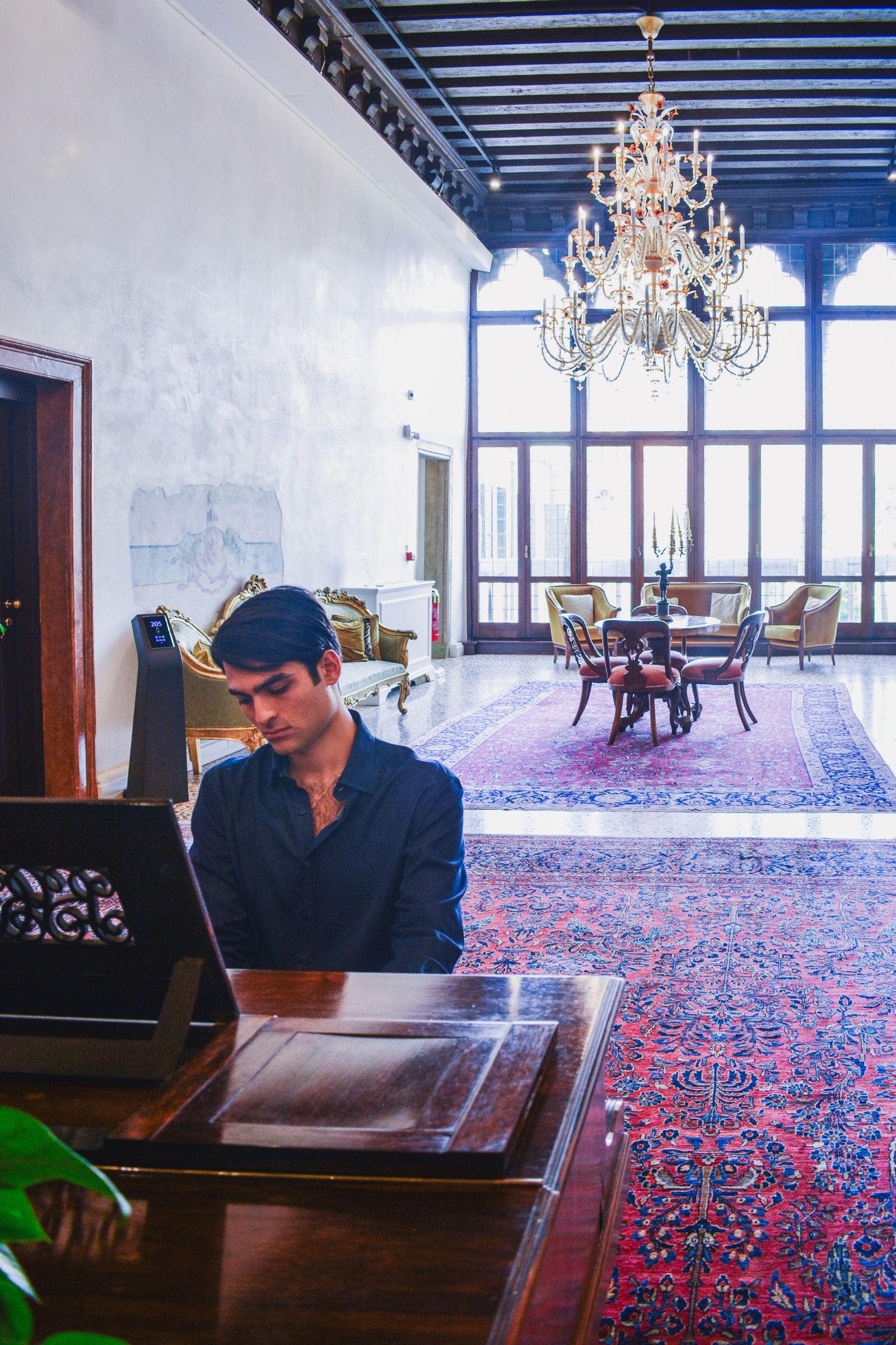 תמונה עשויה להכיל ריהוט נברשת ריהוט שולחן ארכיטקטורה בניין שולחן אוכל בחדר אוכל בתוך הבית וחדר