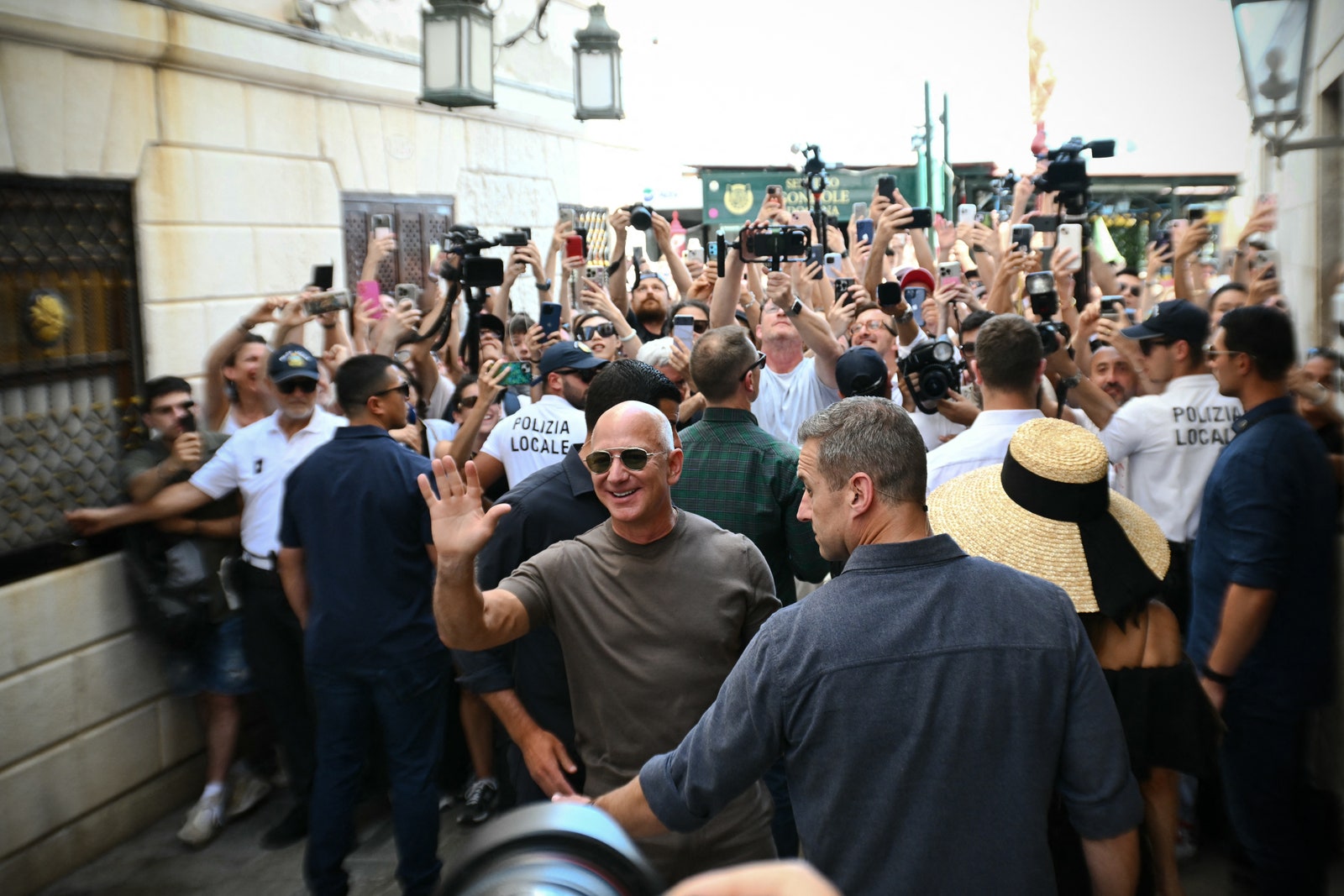 תמונה עשויה להכיל את ג'ף בזוס דייגו נרגיסו פבלו לרזבל סוני אוסבורן פפראצי כובע לבוש והנעלה