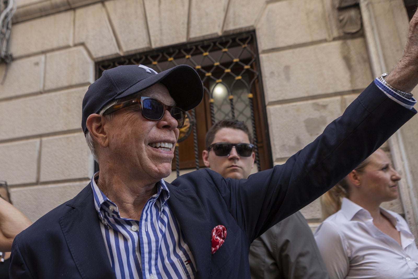 תמונה עשויה להכיל אביזרי כובע כובע כובע בייסבול משקפי שמש משקפיים אדם למבוגרים אנשים ראש ופנים