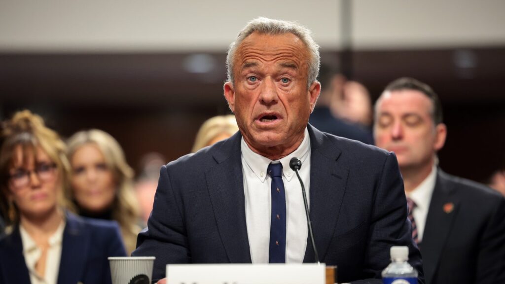 RFK ג'וניור שוכר ספקנים מחיסון בפני לוח חיסונים, מכיוון שהרפואה המודרנית מיועדת לפראיירים