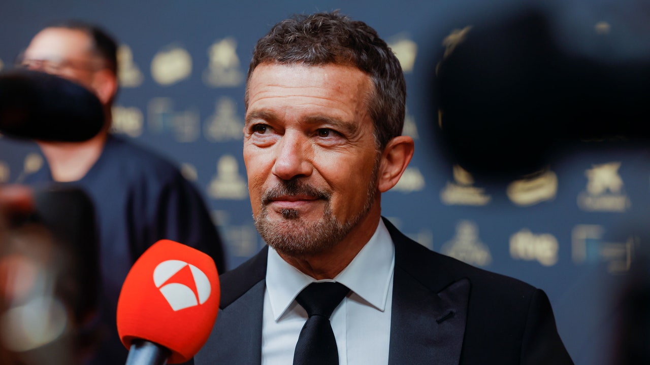 אנטוניו בנדרס שם את כלבו על שם מופע ברודווי זה