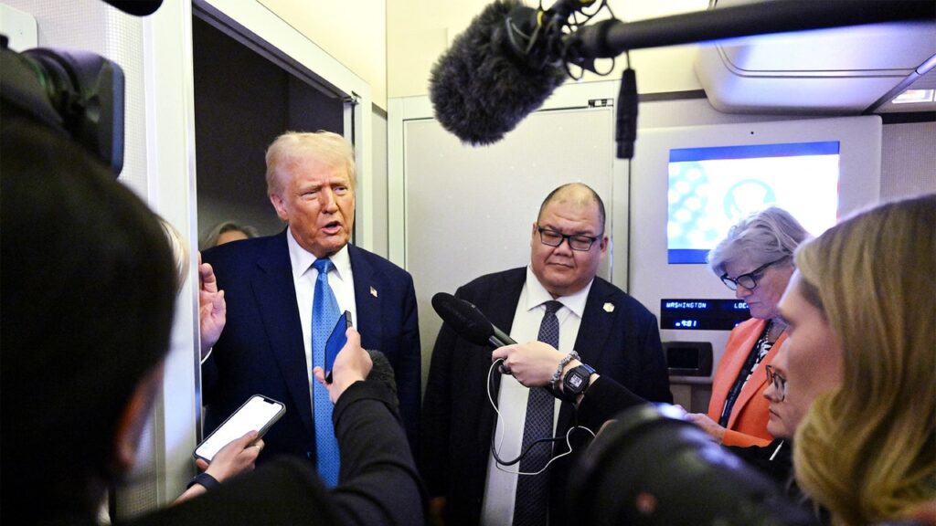 "אתה בטח באמת F-מלך טיפש": פגוש את האיש שמאחורי אסטרטגיית העיתונות של ג'וק הבית של הבית הלבן