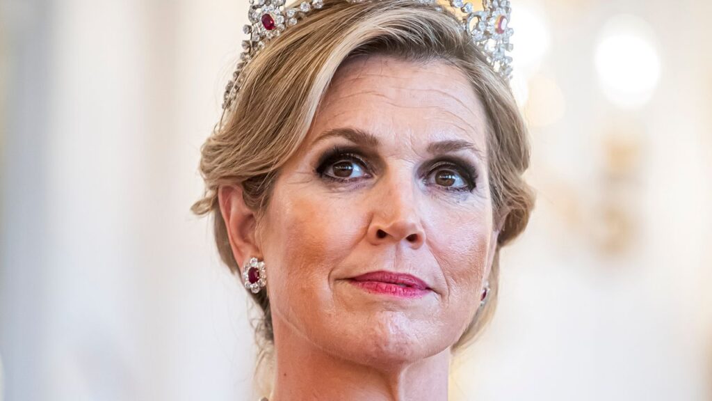 המלכה מאקסיה של הולנד נוצצת באודם משנת 1888 במהלך ביקור המדינה