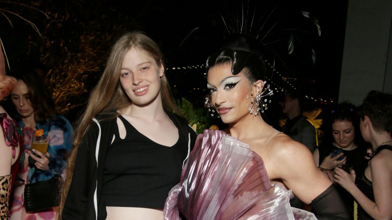 ויויאן ווילסון ערוץ פטי לופונה במהלך המאבק של אלון מאסק עם טראמפ על אירוע הקרוסאובר של העונה