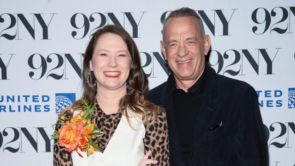 טום הנקס, מתפוצץ בגאווה, תומך בספר הזכרונות הגולמי והחושף של בתו