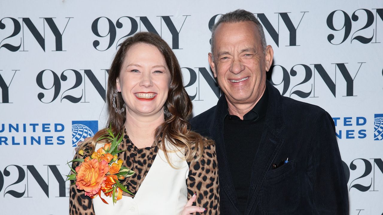 טום הנקס, מתפוצץ בגאווה, תומך בספר הזכרונות הגולמי והחושף של בתו