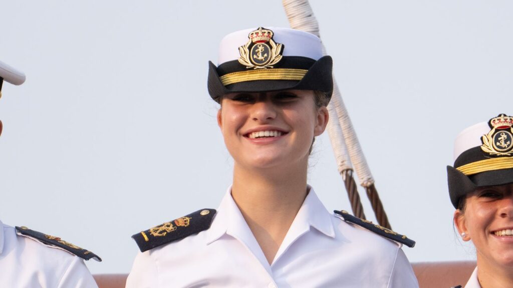 לאחר שהגיעה לעיר ניו יורק, הנסיכה לאונור פונה לאולם קרנגי