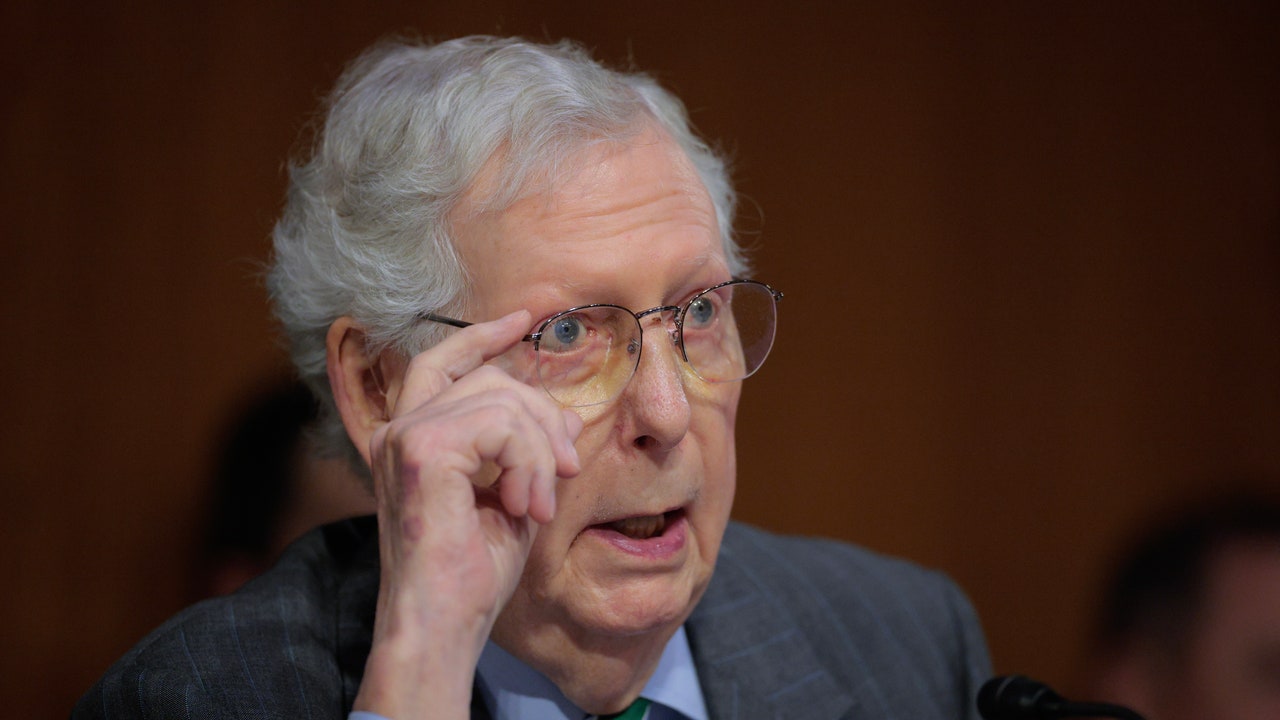 מיטש מקונל זורק צל על ג'יי.די ואנס והלהקה העליזה של טראמפ של "בידוד כלבים"