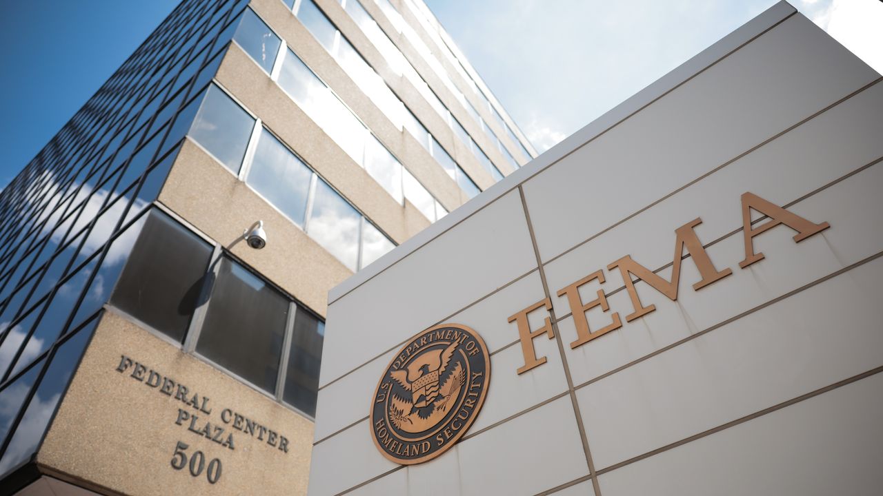 מפקד FEMA כנראה רק מנסה להבהיר את מצב הרוח כשאמר שהוא לא יודע שלארה"ב יש עונת הוריקן