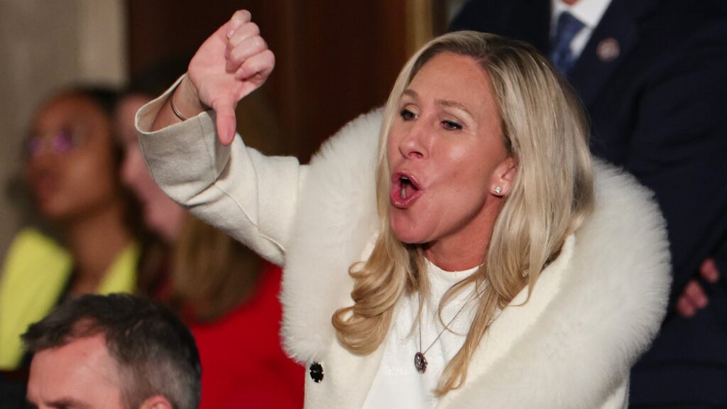 נראה כי מרג'ורי טיילור גרין לא קוראת לשמחת פצצה יותר על איראן, מציעה לנו להפציץ קרטלי סמים