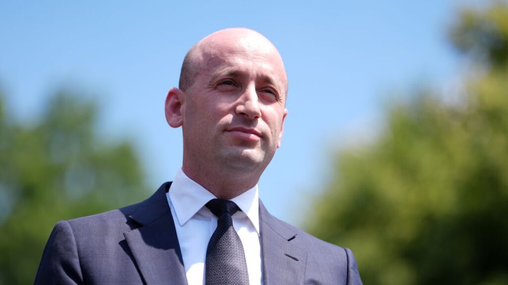 סטיבן מילר מסלים את התמוטטות ההגירה שלו עם איסור נסיעות חדש