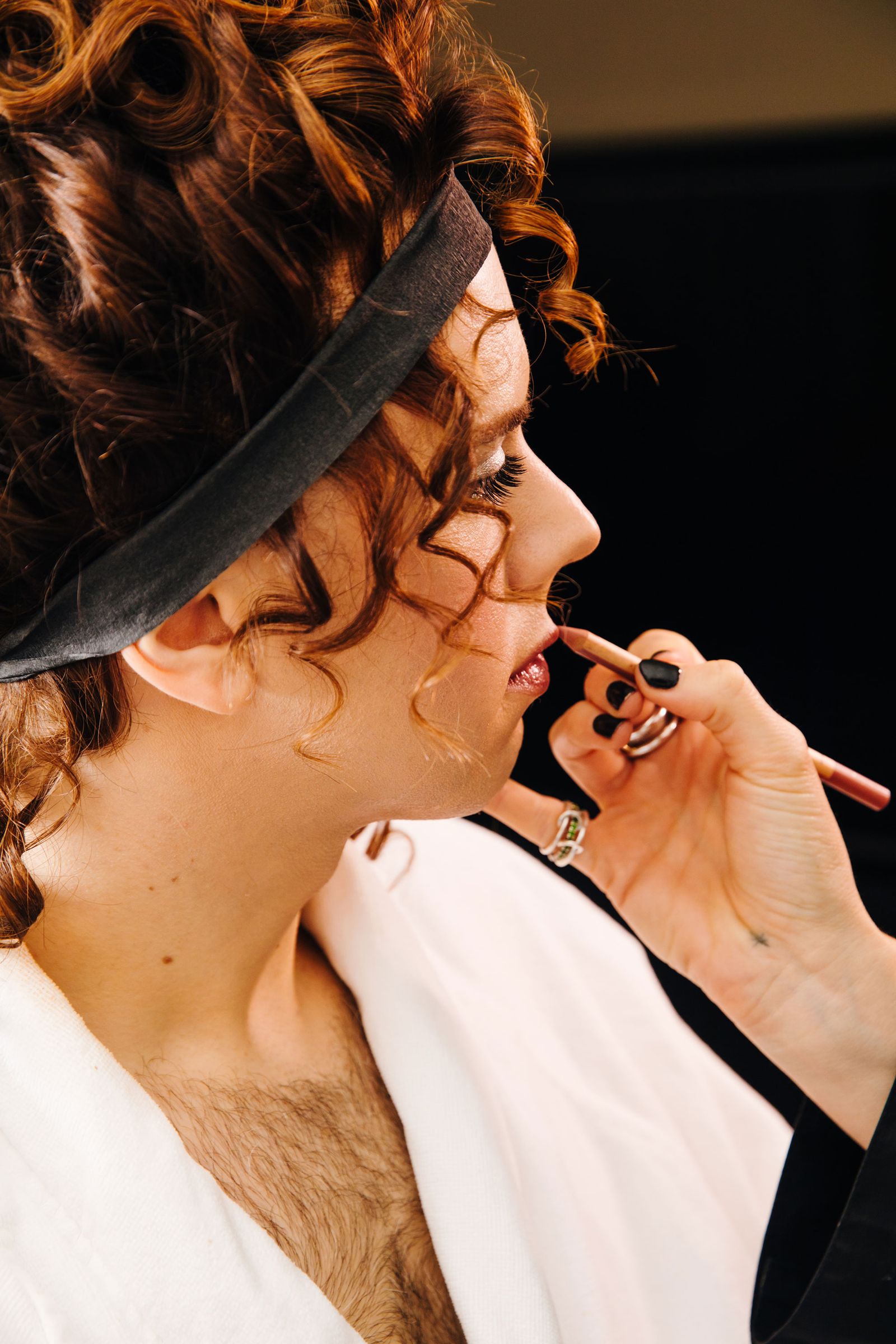 תמונה עשויה להכיל קוסמטיקה אביזרים למבוגרים איפור טבעת תכשיטים ועט