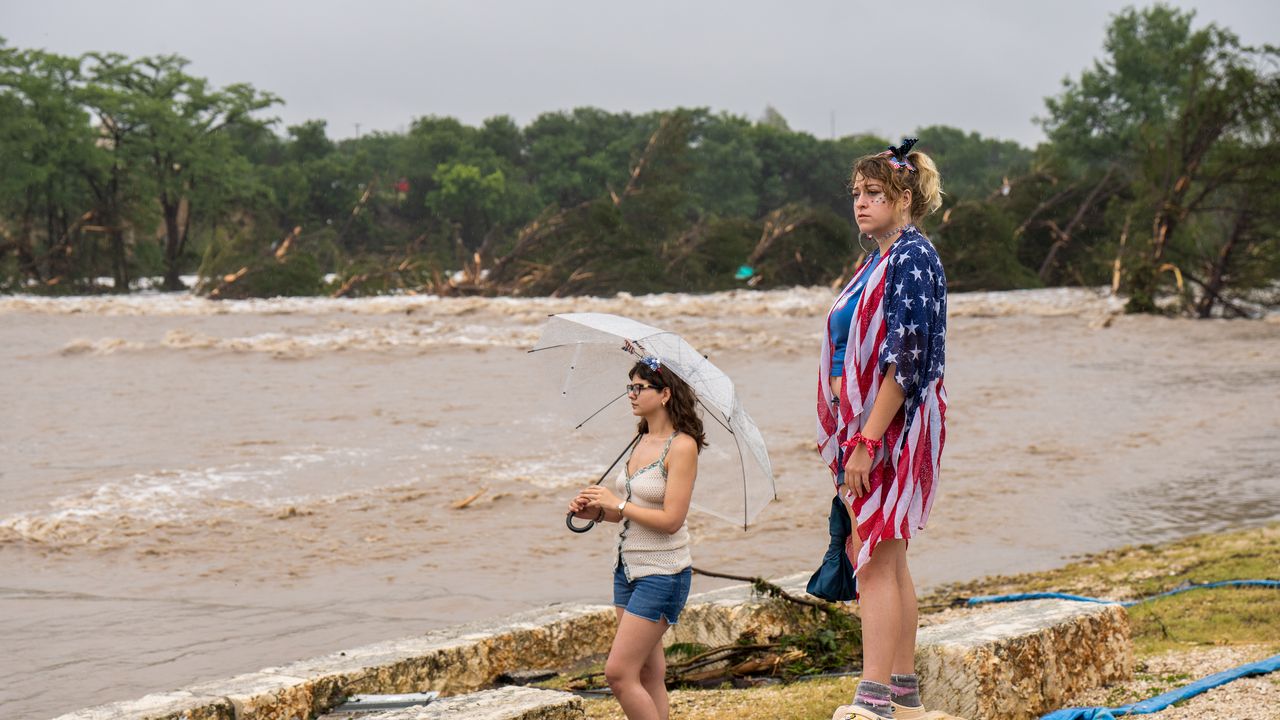 שיטפונות פלאש במרכז טקסס הורגים עשרות, עוקפים 1987 אסון נהר גוואדלופה