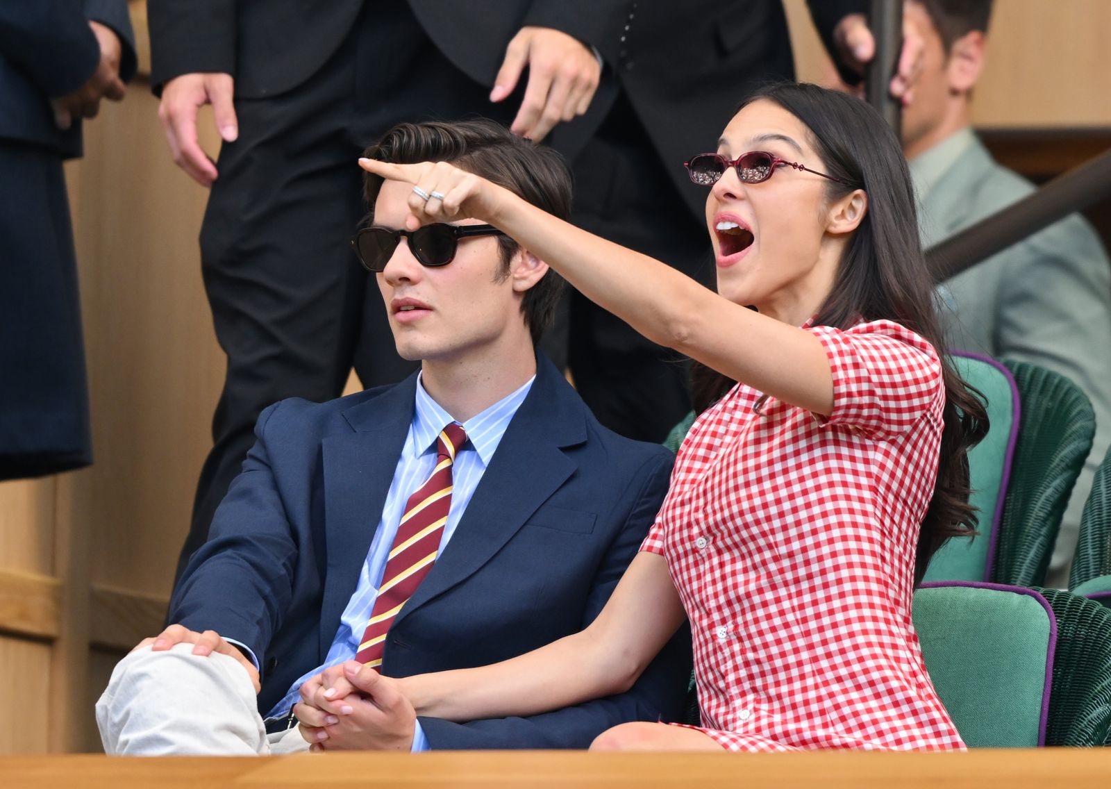 תמונה עשויה להכיל ניק xhelilaj איש ראש פנים אביזרי פנים רשמיים משקפי עניבה כיסא וריהוט נוער