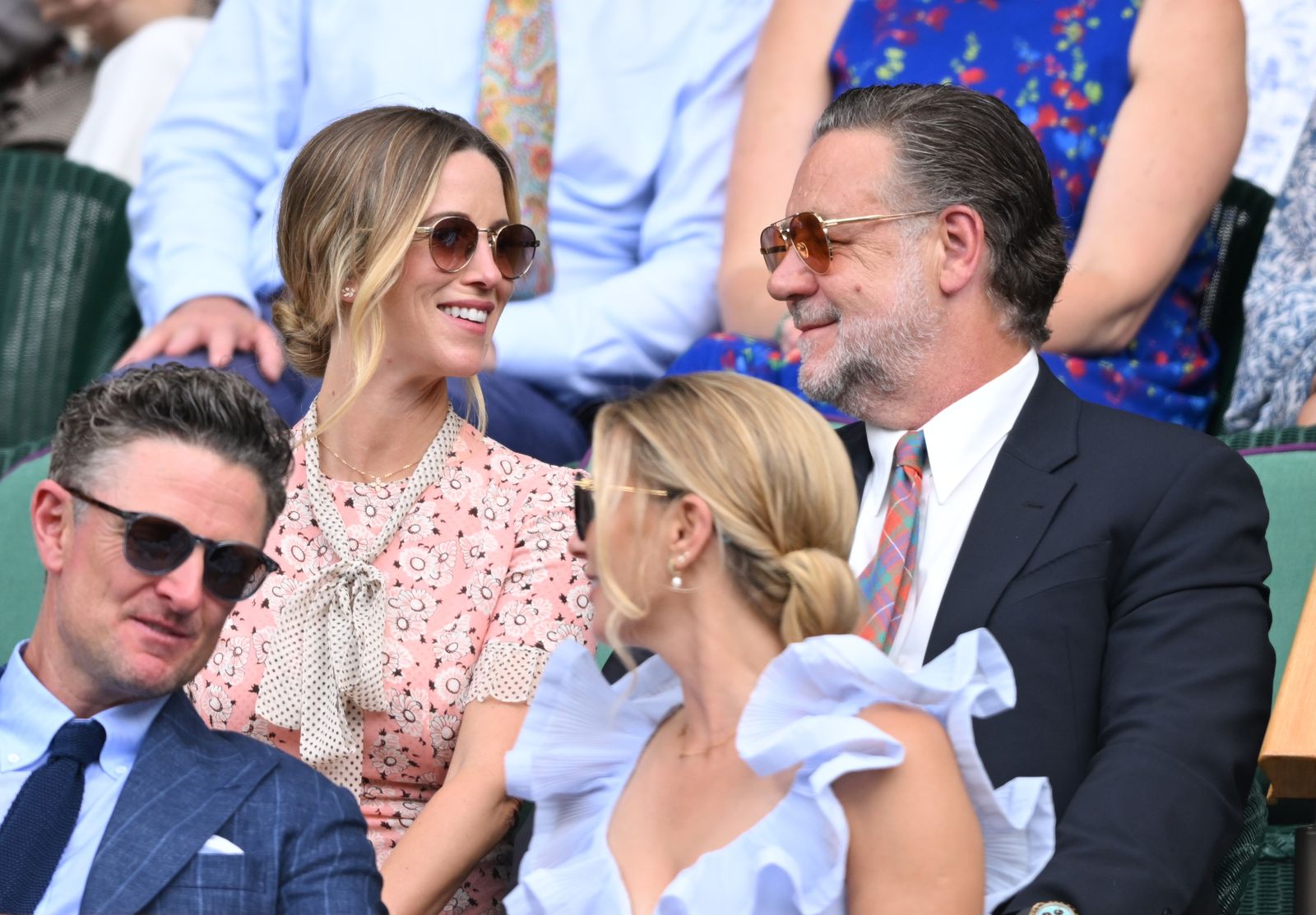 תמונה עשויה להכיל ג'סטין רוז ראסל קרואו אביזרים משקפי שמש רשמיים ללבוש משקפי עניבה אדם למבוגרים וחתונה