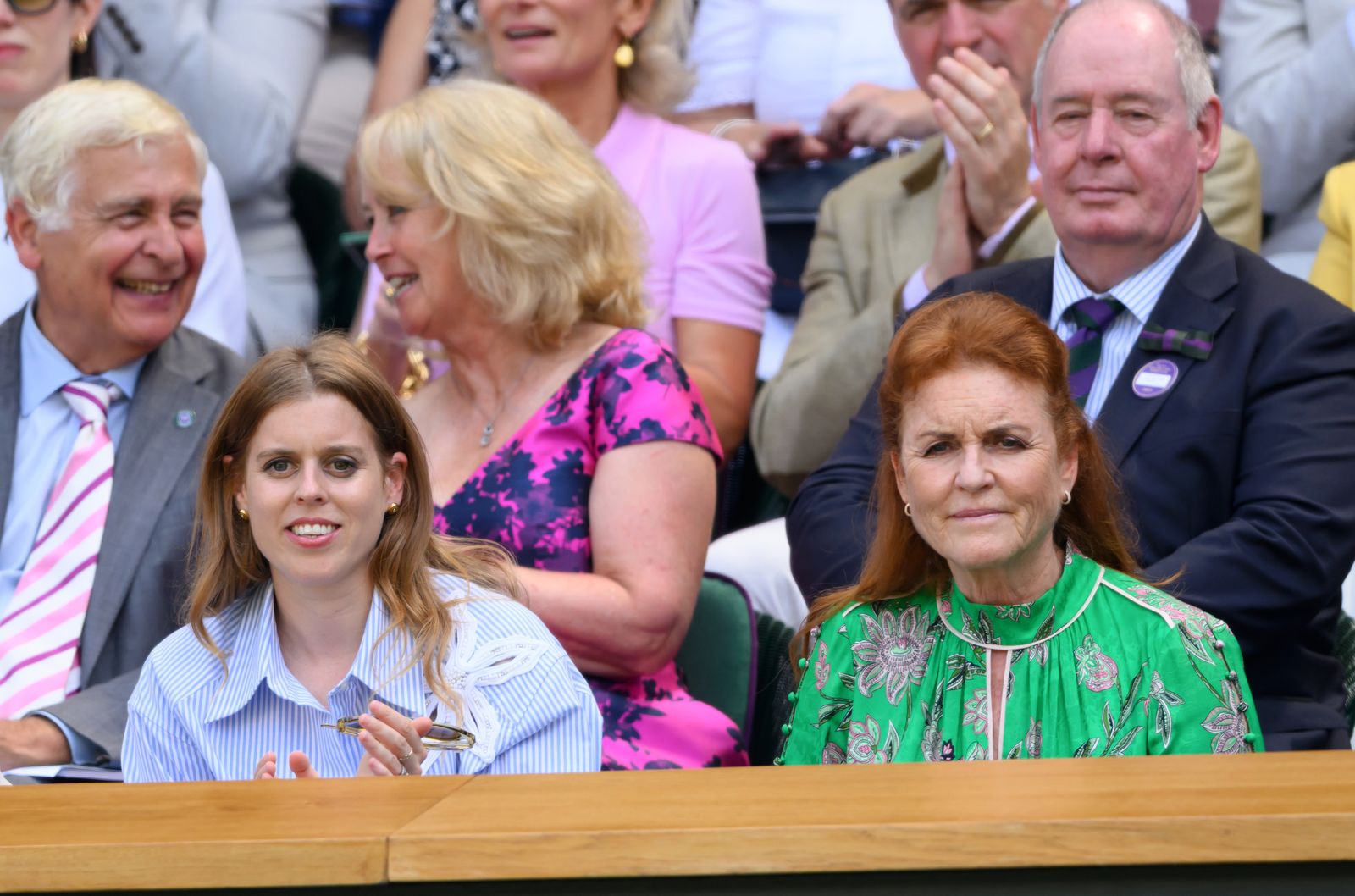 תמונה עשויה להכיל את שרה הדוכסית מיורק פאולין מארואה ניאל פרגוסון אליזבת גרדנר אביזרים ולבוש רשמי