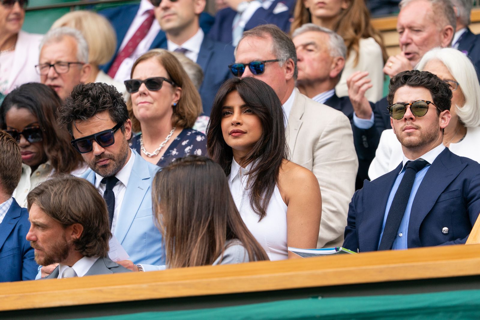 תמונה עשויה להכיל את דומיניק קופר ניק ג'ונאס ניק ג'ונאס פייר לורן ג'קיו פריאנקה צ'ופרה ודיאן גרין