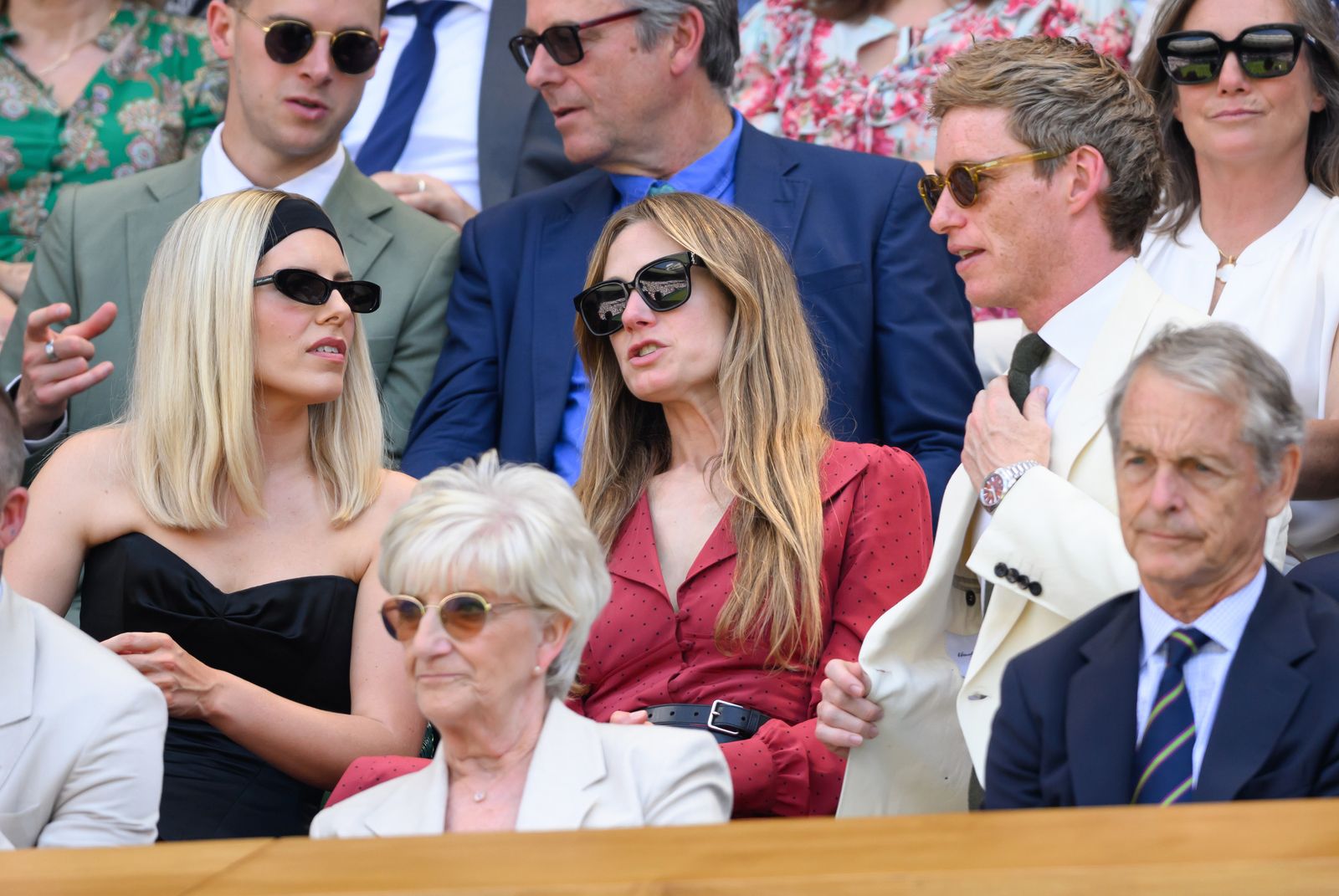 תמונה עשויה להכיל את קמרון דאגלס אדי רדמיין ג'יי בנדיקט מולי קינג אביזרים עניבה משקפיים רשמית ללבוש