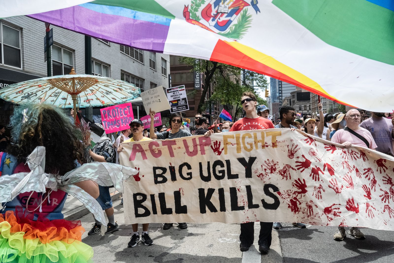 תמונה עשויה להכיל את ג'יימי קמפבל באוור ג'יג'י ד'אגוסטינו ברנדון פלין מצעד פליין בגד נעליים נעליים ומבוגר
