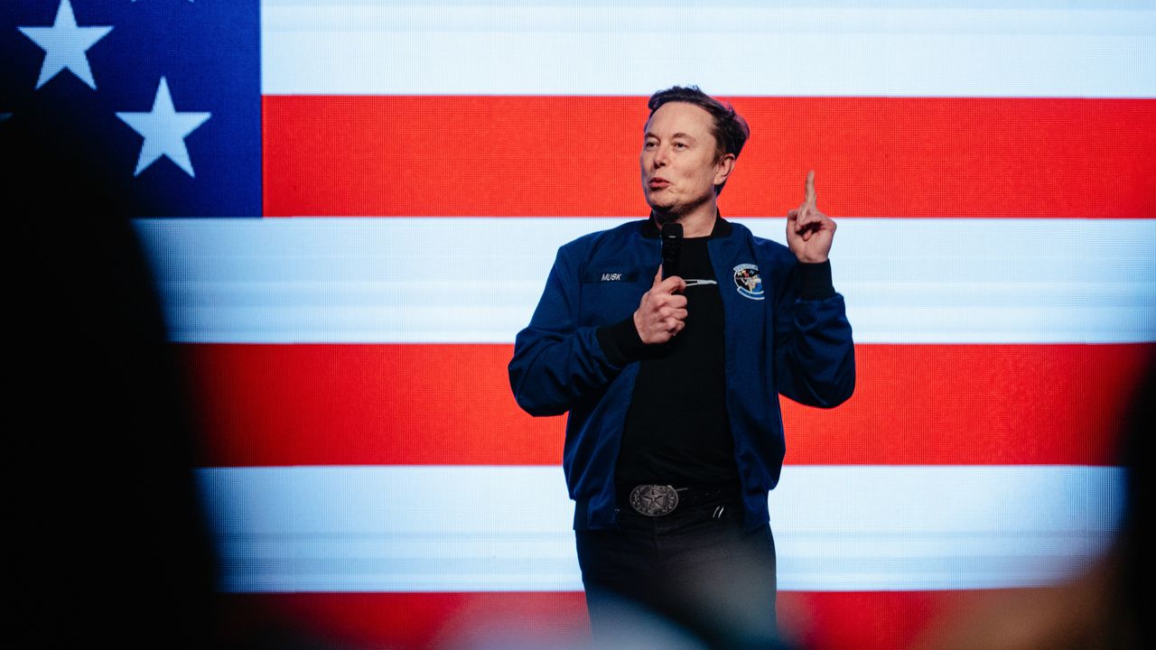 אלון מאסק, מעודד על ידי מארק קובאן ואנתוני סקרמוצ'י, אומר שהוא מתחיל מפלגה פוליטית חדשה